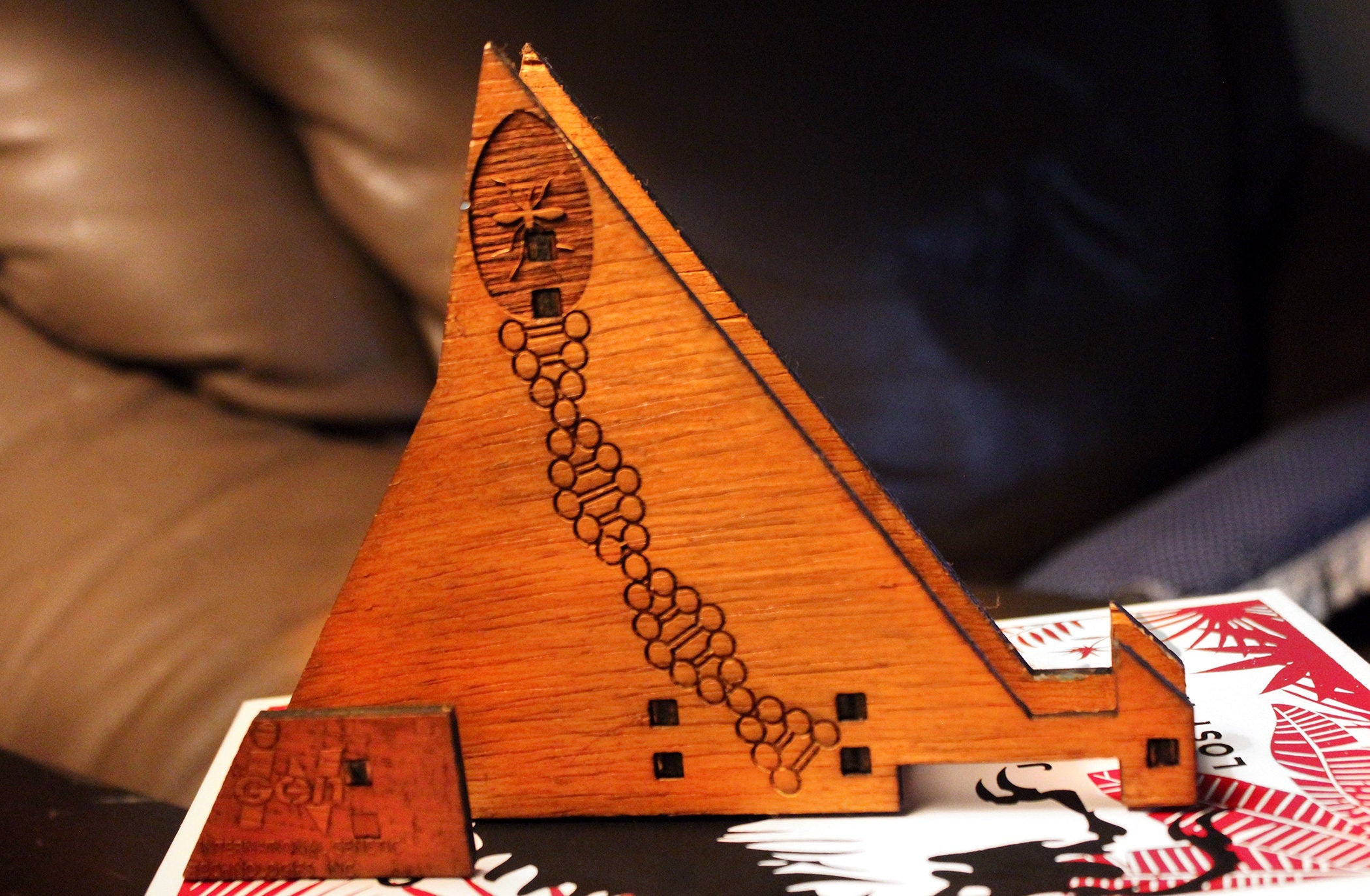 Jurassic Park - Isla Nublar - Wood Relief Carving - Stand