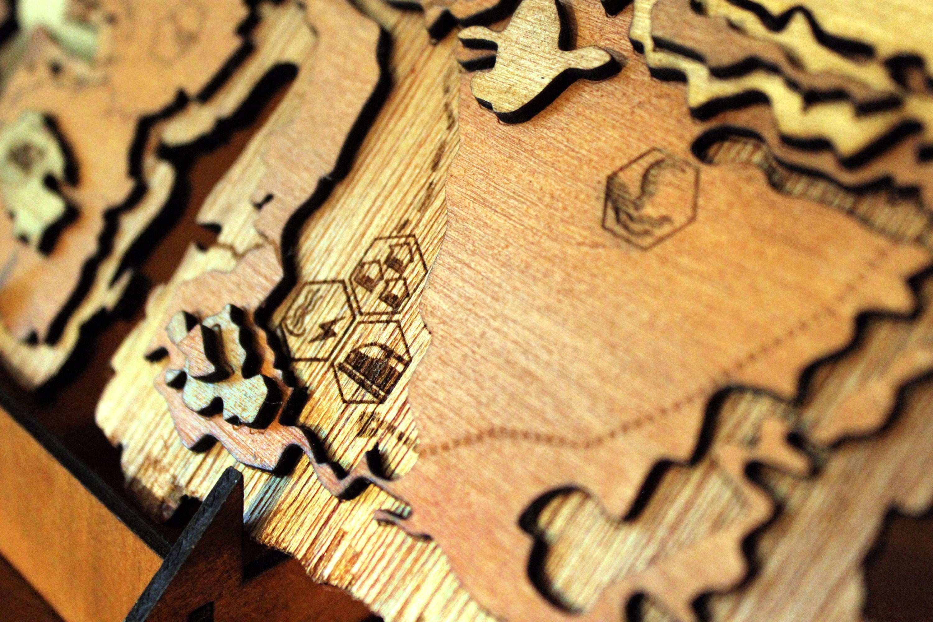 Jurassic Park : The Lost World - Site B - Isla Sorna - Wood Relief Carving - Standing