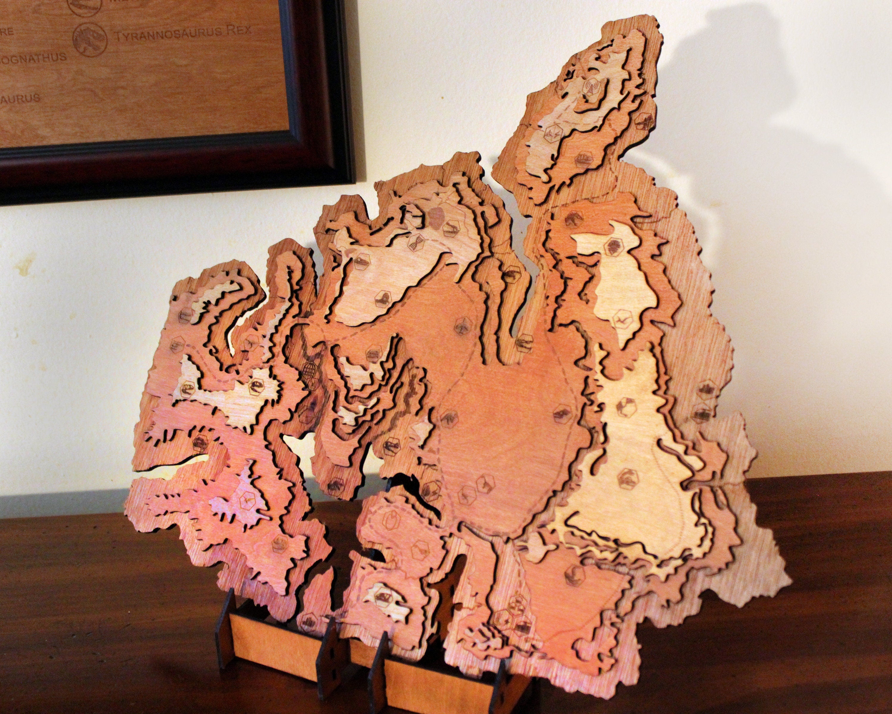 Jurassic Park : The Lost World - Site B - Isla Sorna - Wood Relief Carving - Standing