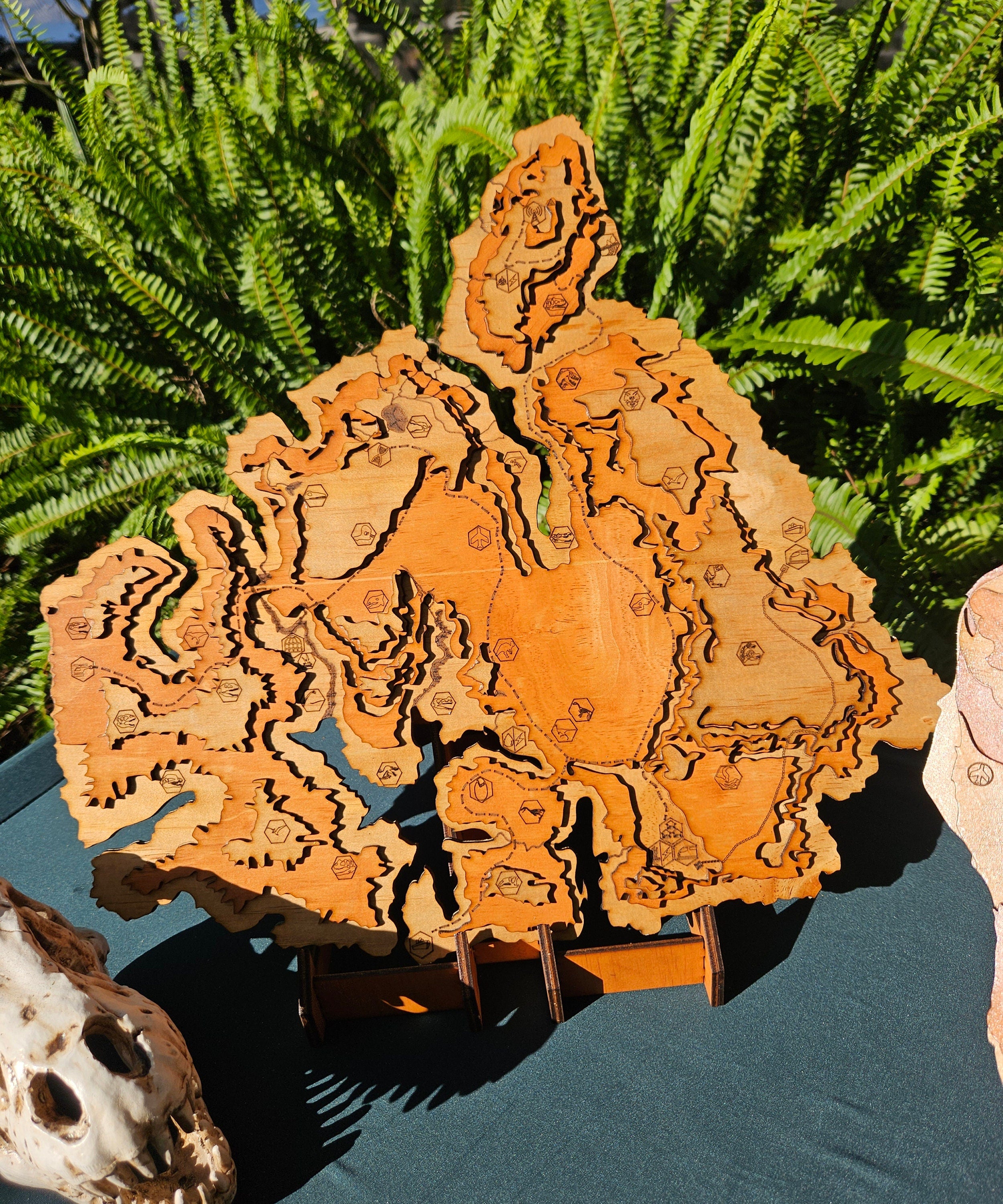 Jurassic Park : The Lost World - Site B - Isla Sorna - Wood Relief Carving - Standing