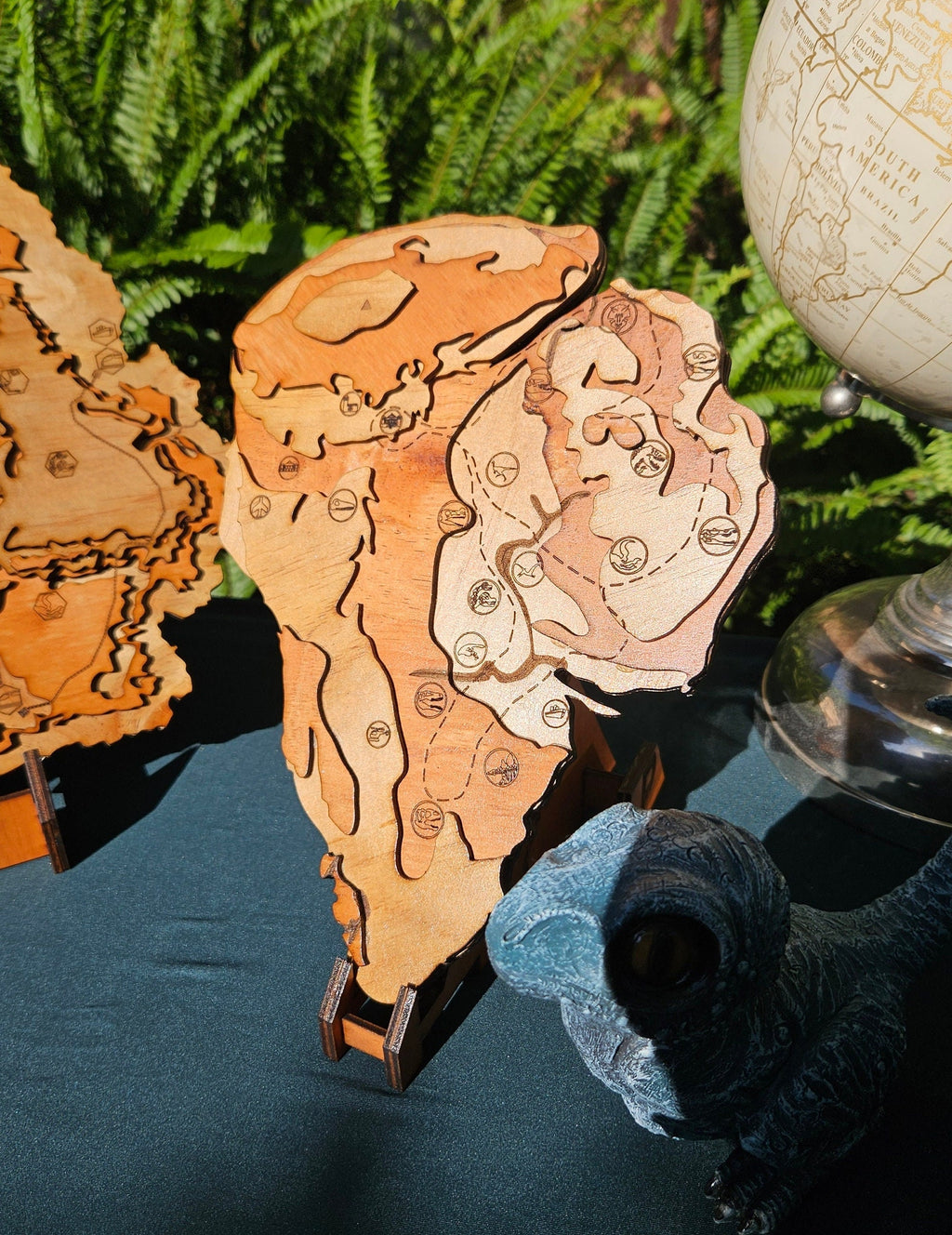 Jurassic Park - Isla Nublar - Wood Relief Carving - Stand