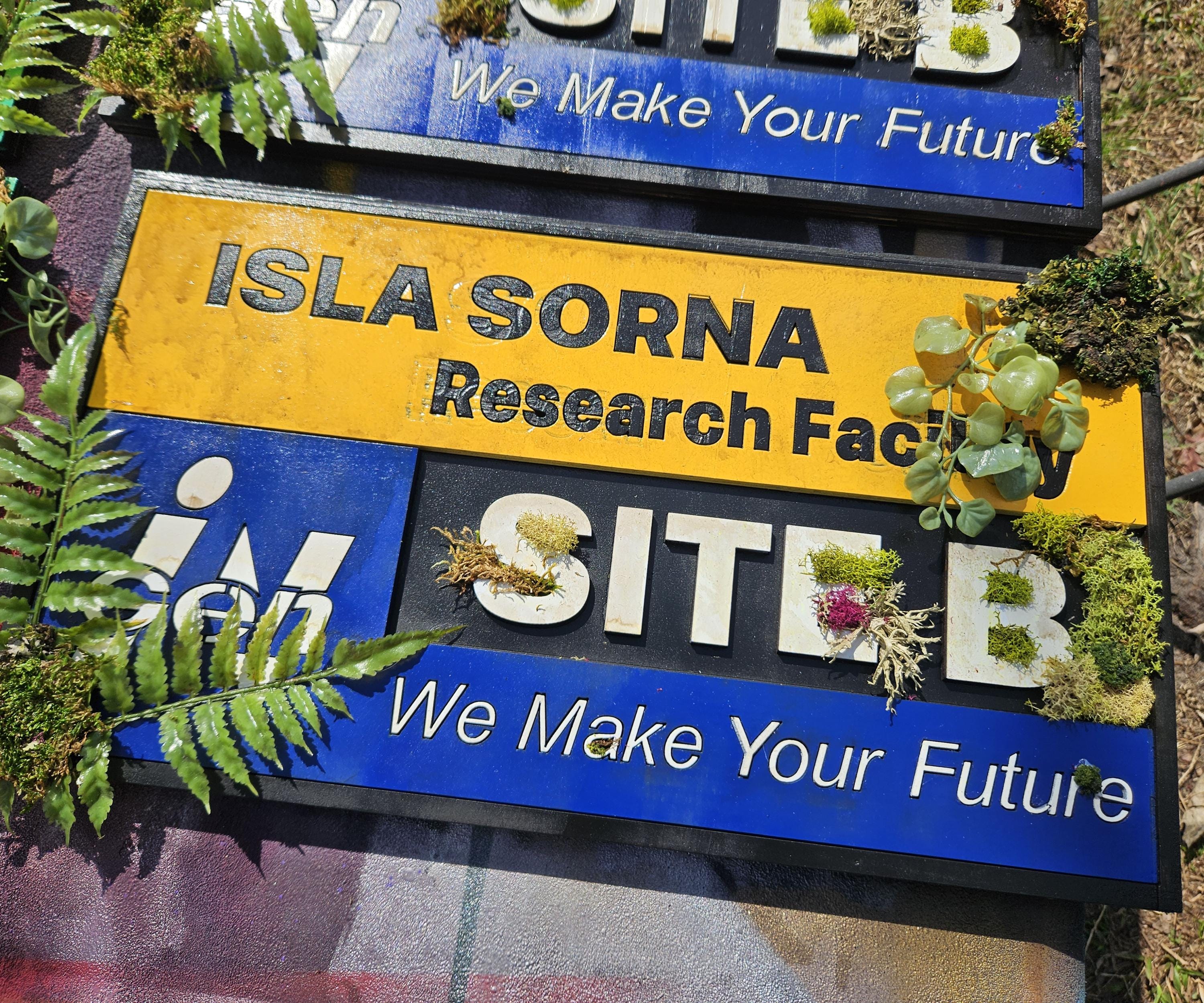 Isla Sorna Research Facility - Jurassic Park / The Lost World - Wood Carved Sign